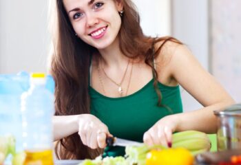 Fiatal nő egészséges ételt készít